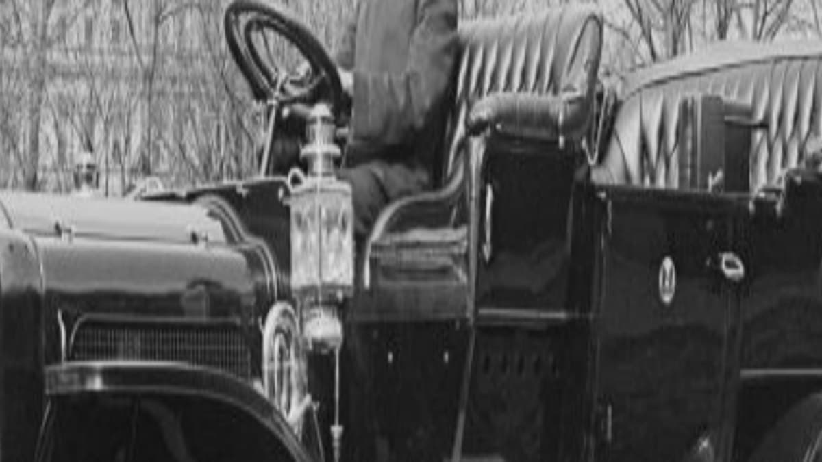 The first modern automobile (1886)